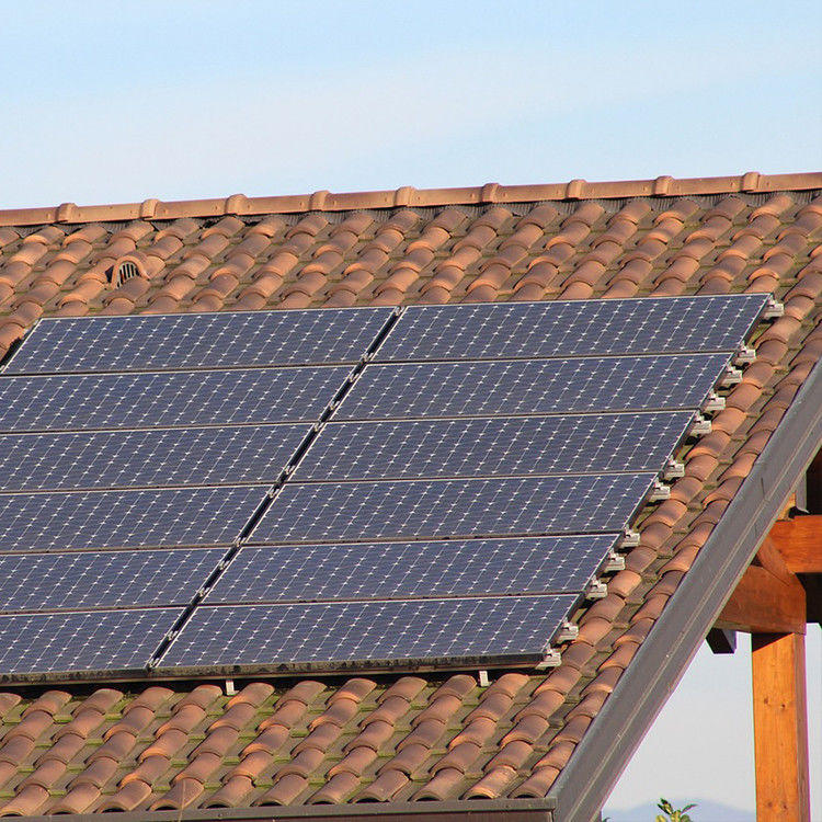 Panneaux solaires photovoltaïques mono-stock à demi-cellule de 400 W avec boîte de jonction IP67